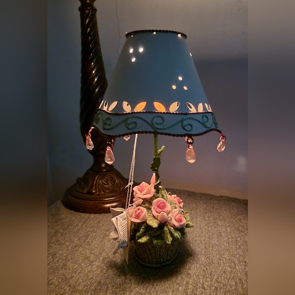 🌸Beautiful Roses tea candle holder! Love it!